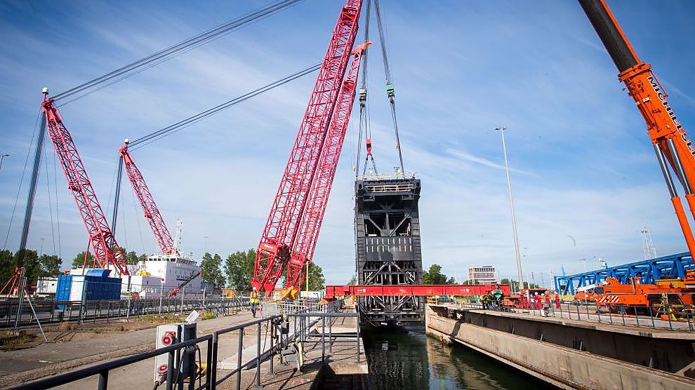 Gerenoveerde sluisdeur teruggeplaatst