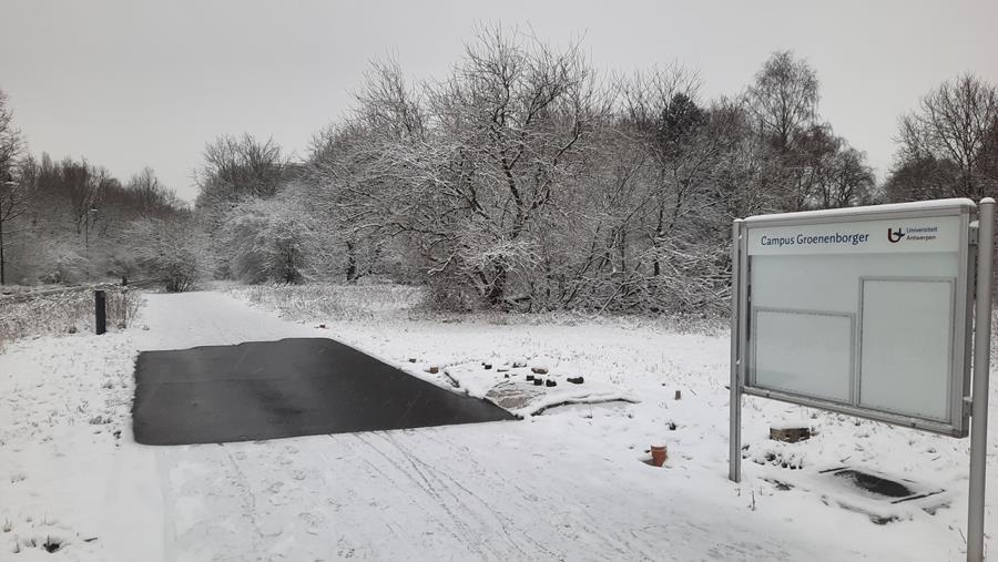 Asfaltzonnecollector houdt fietspad sneeuwvrij