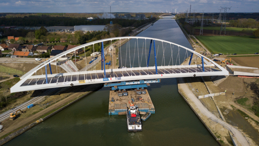 Nieuwe boogbrug geplaatst in Meerhout-Vorst