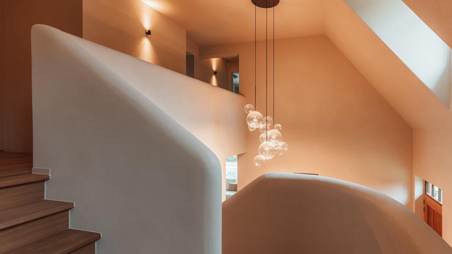 La technique de peinture décorative développée par l'entreprise elle-même confère à la villa un caractère unique