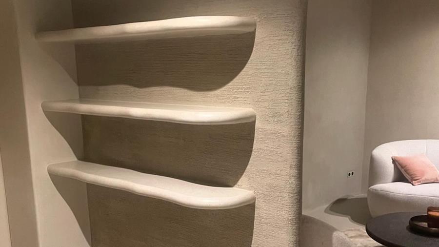 Salle d'exposition de techniques décoratives aux formes organiques