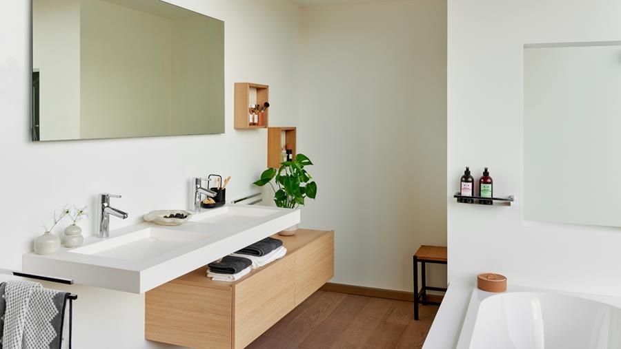 Les meubles flottants avec beaucoup d'espace de rangement restent en vogue