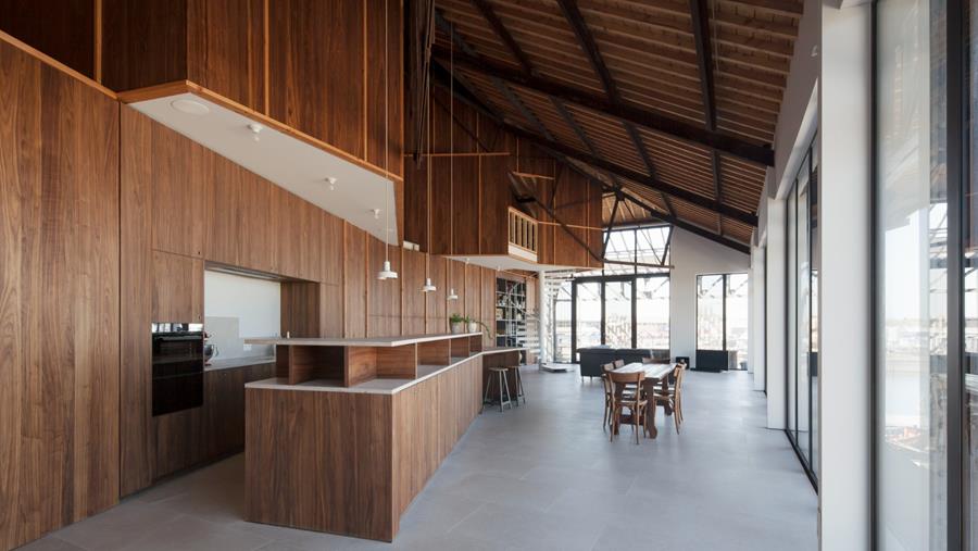 Speeckaert Houtprojecten  transforme un hangar historique à Gand