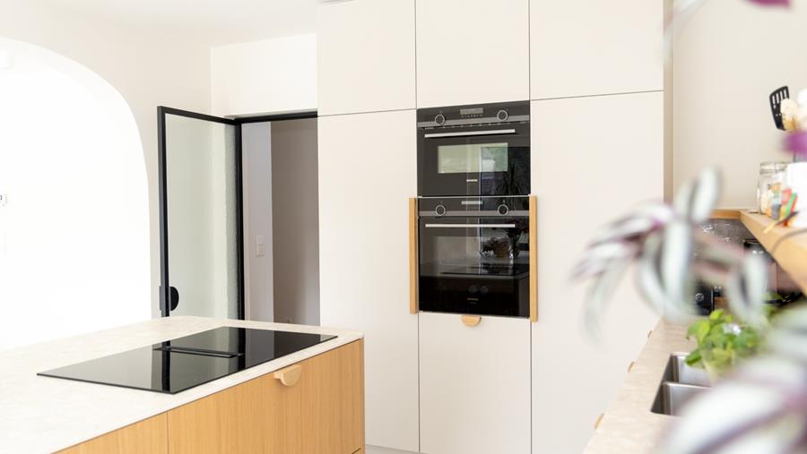 Schrijnwerk.Studio réalise un intérieur intemporel à Kortenberg