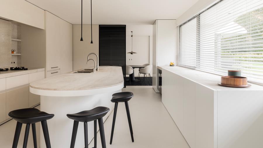 INBO crée une cuisine exclusive avec un îlot en forme de goutte d'eau à Wilrijk