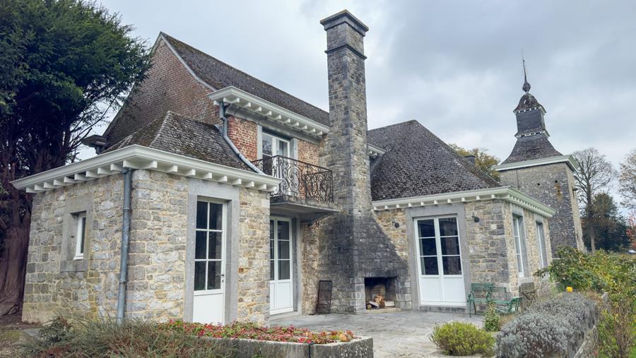 Les corniches, les tours et les dépendances du château font l'objet d'une rénovation indispensable