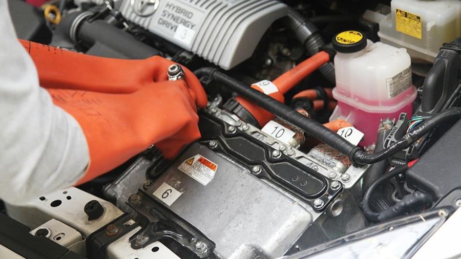 Travailler en toute sécurité sur les véhicules électriques et hybrides