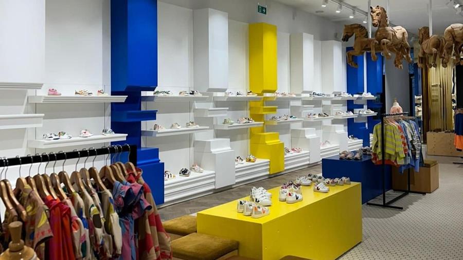 La salle des enfants passe du marron aux couleurs vives grâce aux étudiants i-Mas