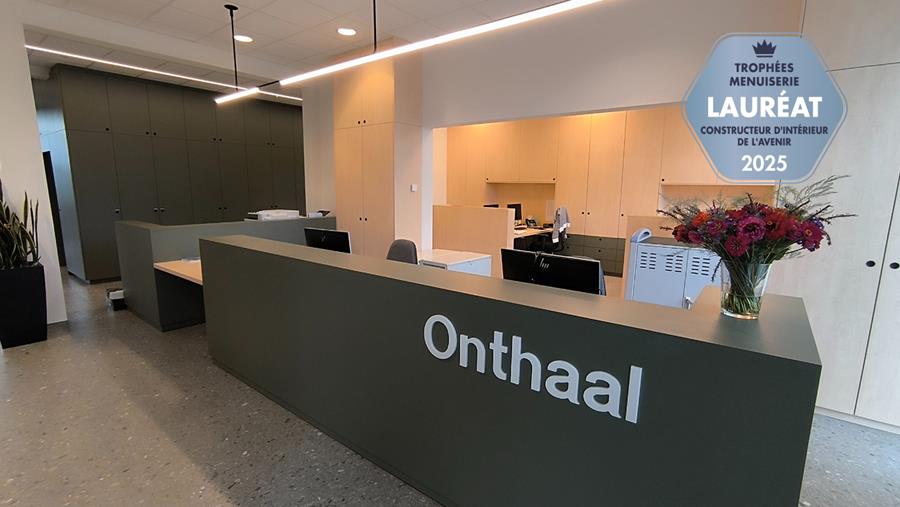 Une réception chaleureuse et fonctionnelle avec double finition stratifiée