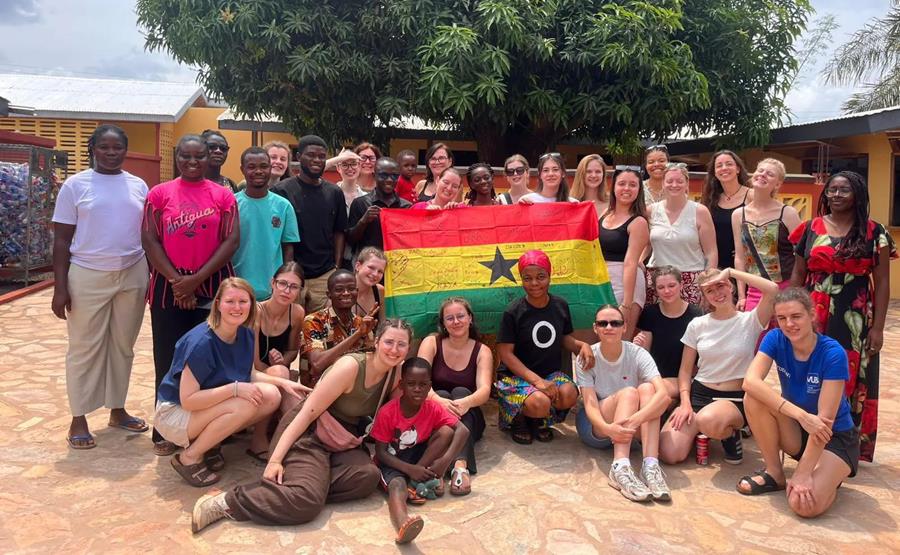 11 Aalsterse studenten Verpleegkunde trekken naar Ghana